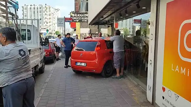 Adana'da otomobil mağazaya daldı: Sürücü kazayı yara almadan atlattı