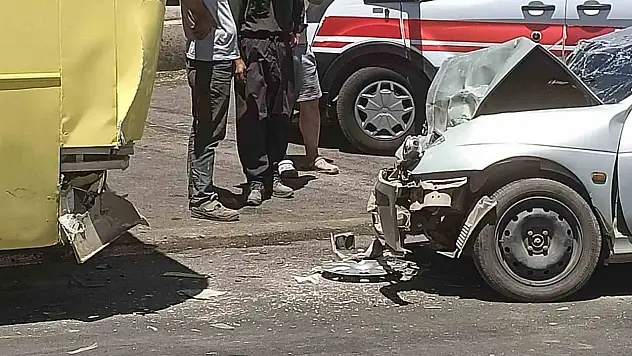 Kahramanmaraş'ta Otomobil Halk Otobüsüne Çarptı