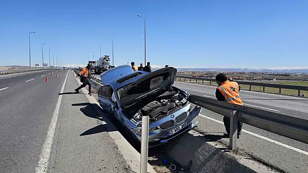 Otomobilde sıkışan sürücüyü itfaiye kurtardı