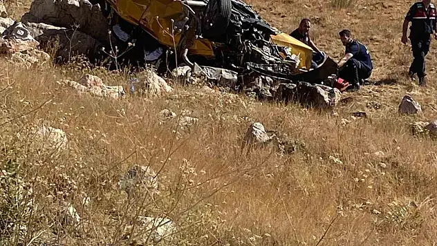 Gürün yolunda otomobil şarampole uçtu