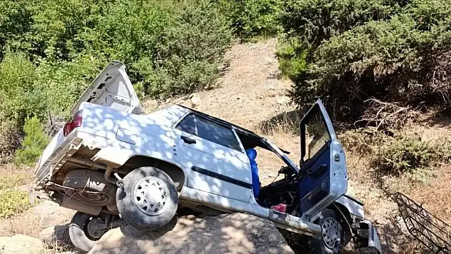 Adana'da otomobil şarampole devrildi!