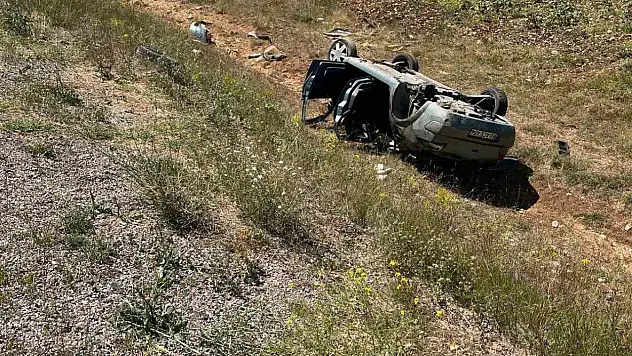 Sivas'ta otomobil şarampole uçtu - 2 kişi yaralandı!