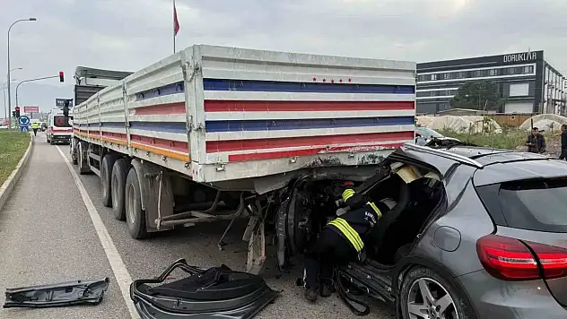 Direksiyon hakimiyetini kaybeden sürücü tırın altına girdi