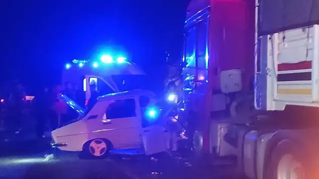 Kahramanmaraş'ta otomobil tırlarla çarpıştı - Ölü ve yaralı var