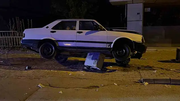 Niğde'de otomobil trafonun üzerine çıktı!