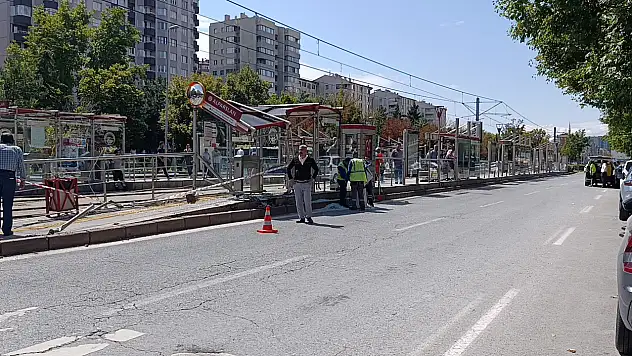 Kayseri'de otomobil tramvay durağına girdi!