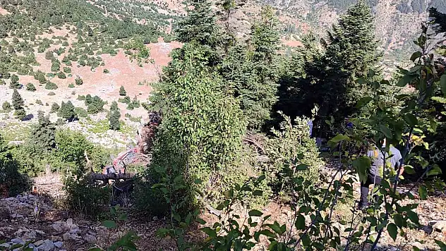 Adana'da feci kaza: Otomobil uçuruma yuvarlandı, 2 ölü