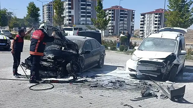 Otomobil ve hafif ticari araç çarpışt!