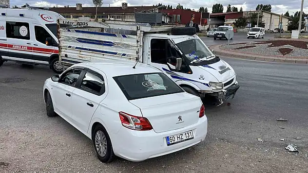 Sivas'ta feci kaza: İki araç çarpıştı, 3 kişi yaralandı