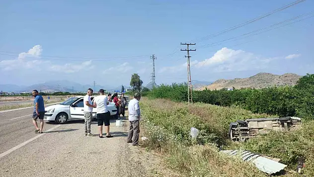 Otomobilin çarptığı araç bahçeye devrildi: 4 yaralı