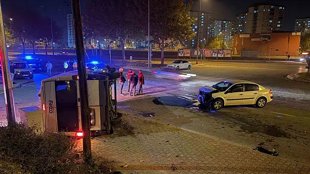 Kayseri'de feci kaza! Servis yan yattı, sürücüler hastaneye kaldırıldı
