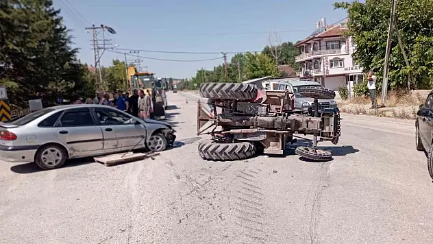 Yeşilyurt'ta traktör ile otomobil çarpıştı