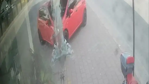 Adana'da otomobil mağazaya daldı: Kaza anı kamerada!