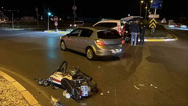 Otomobille motosikletin çarpıştığı kazada 1 kişi ağır yaralandı