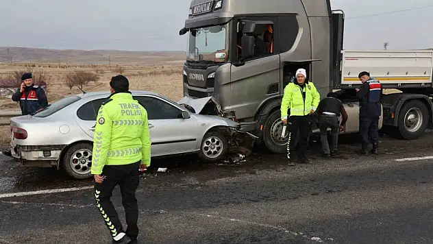 Nevşehir - Kayseri karayolunda otomobille tır kafa kafaya çarpıştı - Ölü ve yaralılar var!