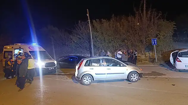 Adana Kozan'da iki otomobil çarpıştı: 3 yaralı!