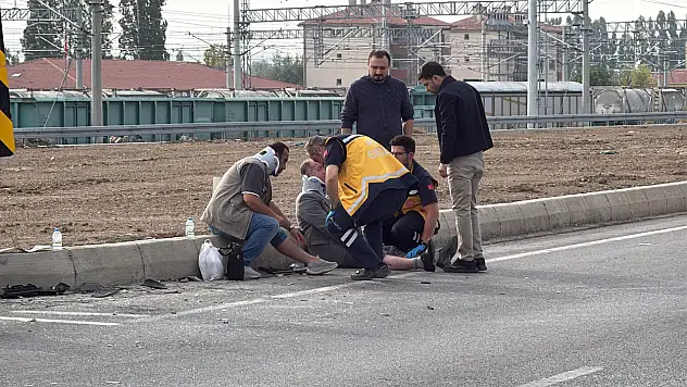 Otomobiller kavşakta çarpıştı: 4 kişi yaralandı