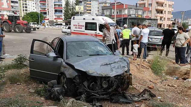 Adana'da korkutan kaza: Otomobil inşaat alanında durabildi