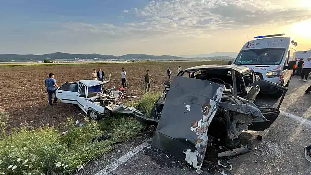 Otomobillerin hurdaya döndüğü kazada 2 kişi yaşamını yitirdi!