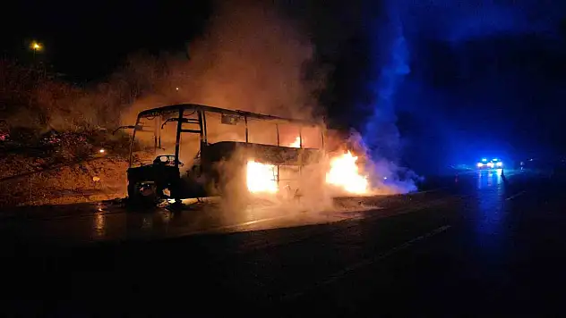 Otoyolda 39 yolcusu bulunan otobüs yandı!