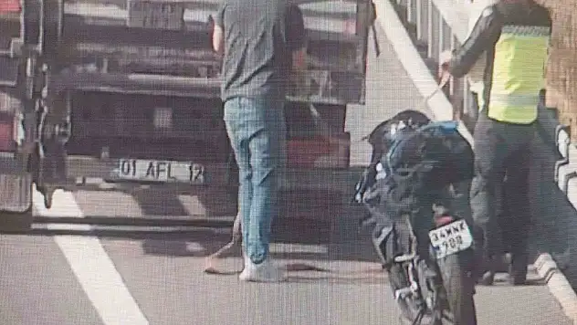 Otoyolda tehlikeli yolculuk: Motosikleti kamyonla çektiler