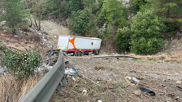 Otoyolda tır bariyerlere çarpıp şarampole yuvarlandı!