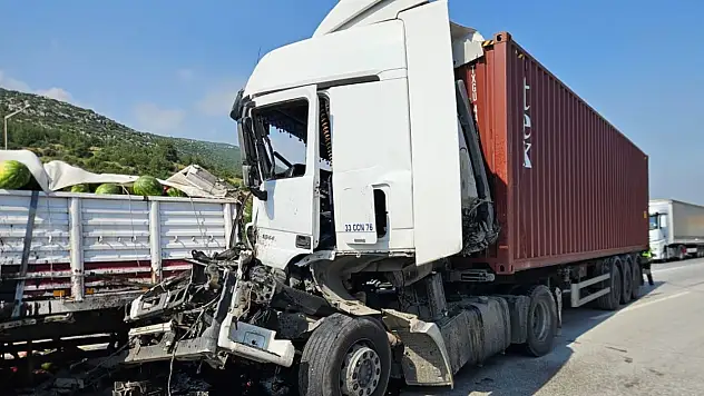 Pozantı-Tarsus Otoyolu'nda iki tır çarpıştı