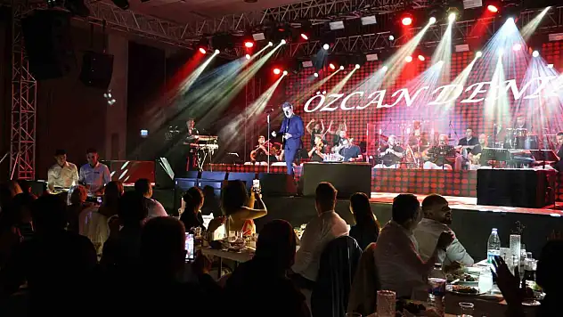 Kapadokya'da Özcan Deniz sahne aldı!