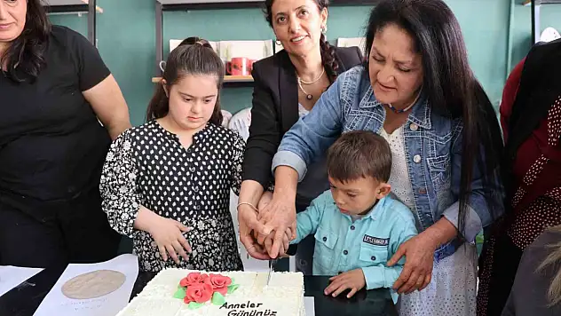 Özel çocuklar anneleriyle birlikte çamuru sanata dönüştürdü