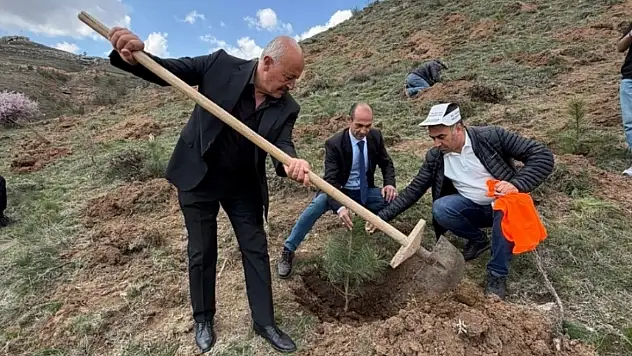 Özvatan'da fidanlar gelecek için toprakla buluştu