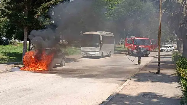Otomobil park halinde yandı: Kullanılamaz hale geldi
