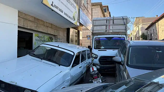 Park halindeki araçlara çarpan kamyonet maddi hasara yol açtı