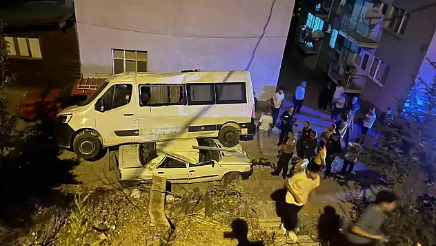 Freni boşalan minibüs, otomobilin üzerine düştü
