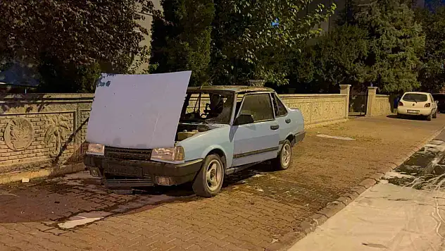 Kayseri'de park halindeki plakasız otomobil alev aldı! O anlar itfaiyenin müdahalesi ile sona erdi...