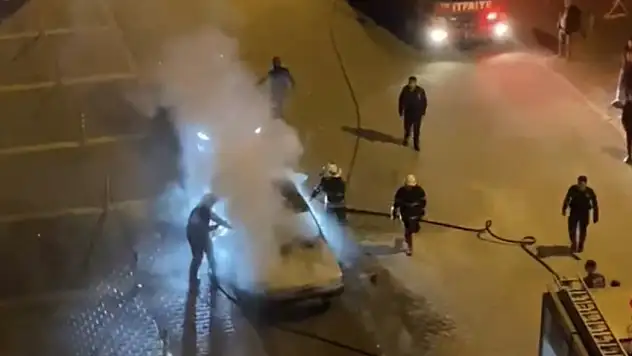 Park halindeki otomobil alev aldı!