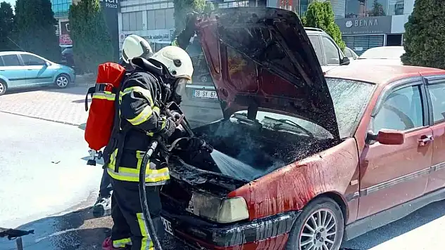 Kayseri'de park halindeki araç alev alev yandı
