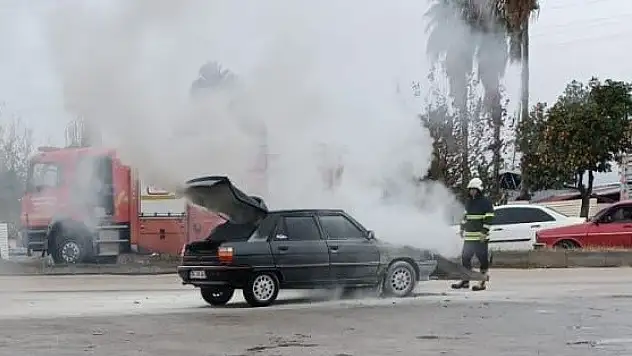 Adana'da park halindeki otomobilde yangın çıktı