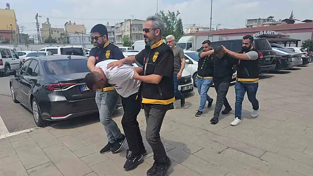 Park halindeki otomobillerden hırsızlık yapan şüpheliler yakalandı!
