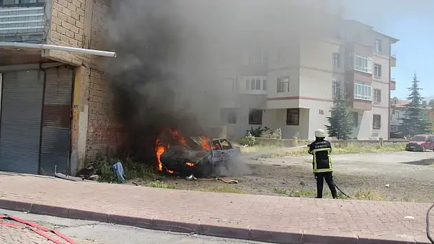 Otomobil bir anda küle döndü