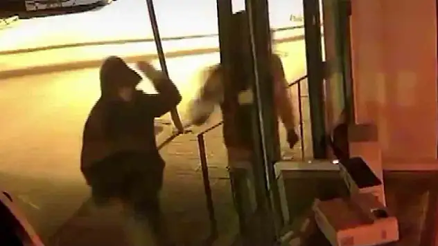 Böylesi görülmedi: Parke taşıyla camları kırıp hırsızlık yaptılar!