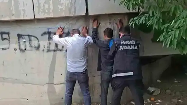 Parklar ve köprü altlarında uyuşturucu kullanan 45 şahıs yakalandı