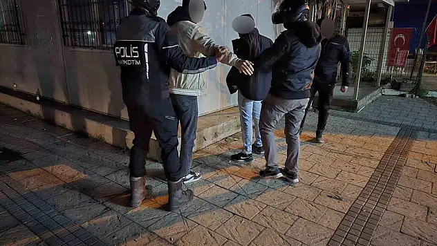 Uyuşturucu içen 12 kişi suçüstü yakalandı