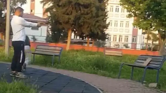Parkta oyuncak silahla atış talimi yaptırdı