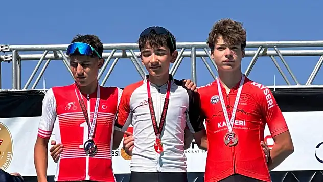 Pedallar Kayseri için döndü! Bisikletçilerden çifte başarı