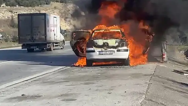 Seyir halindeki otomobil alev topuna döndü