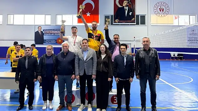 Pınarbaşı'nda 23 Nisan coşkusu voleybol turnuvasıyla tamamlandı