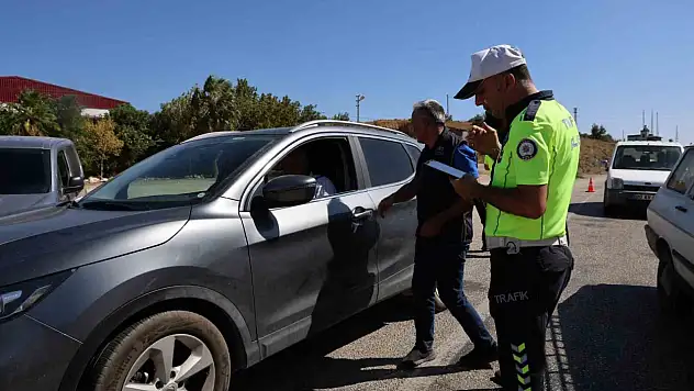 Adana'da Polis, sıcakla mücadele ederek çalışmalarını sürdürüyor!