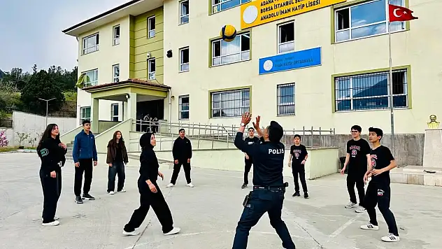Polis, öğrencilerin voleybol oynadı: Eğlenceli anlar ortaya çıktı