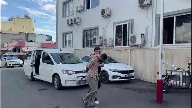 Adana'daki polis gibi davranıp çocukların üzerini aradı