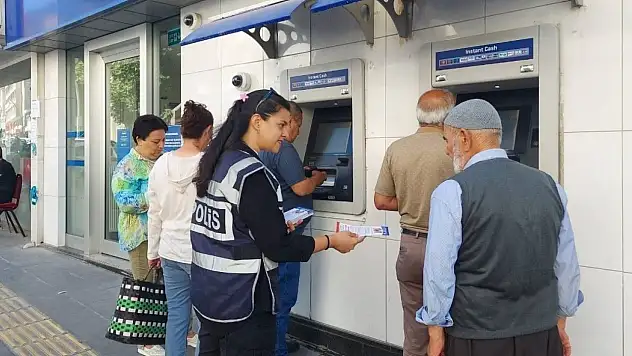 Polis vatandaşları dolandırıcılık ve hırsızlığa karşı bilgilendirdi!